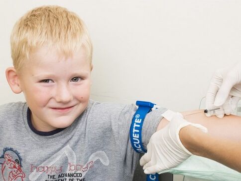 Copilul donează sânge pentru analiză în cazul suspiciunii de infecție cu paraziți