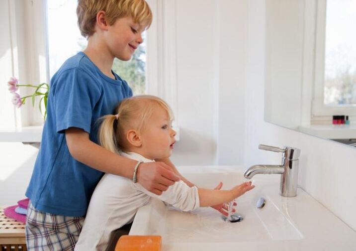 De la o vârstă fragedă, copilul trebuie să fie introdus în regulile de igienă personală. 