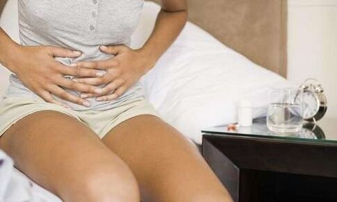 durere în abdomenul unei femei cauzată de prezența paraziților